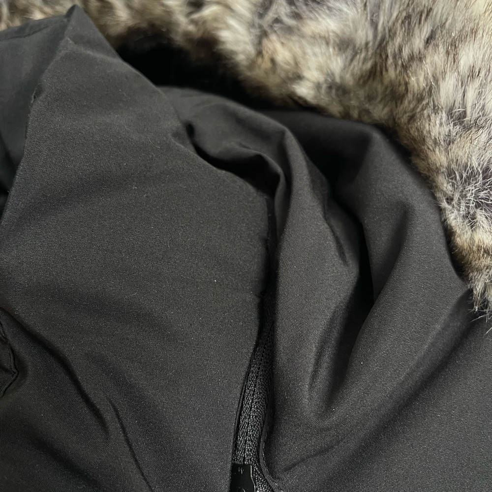 Black Puffer Coat with Detachable HoodFur Trim LIKE NEW Water/Wind Resistant - Picture 15 of 16